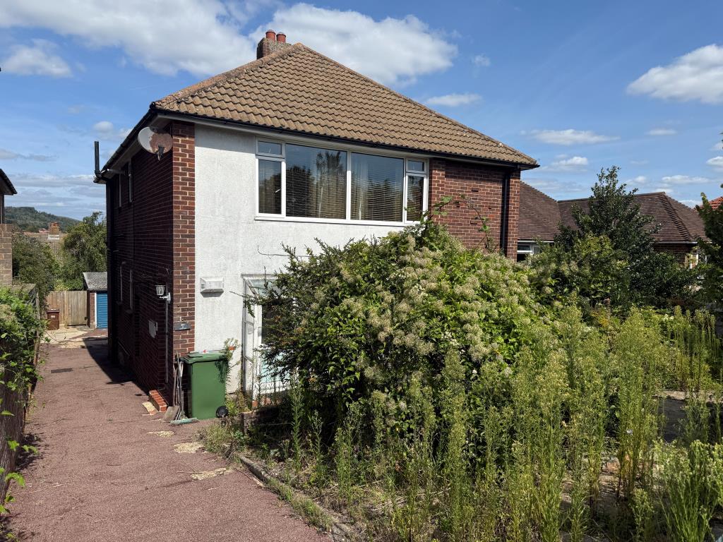 Lot: 87 - TWO-BEDROOM FLAT WITH GARAGE IN NEED OF UPDATING - Front elevation with driveway and garden